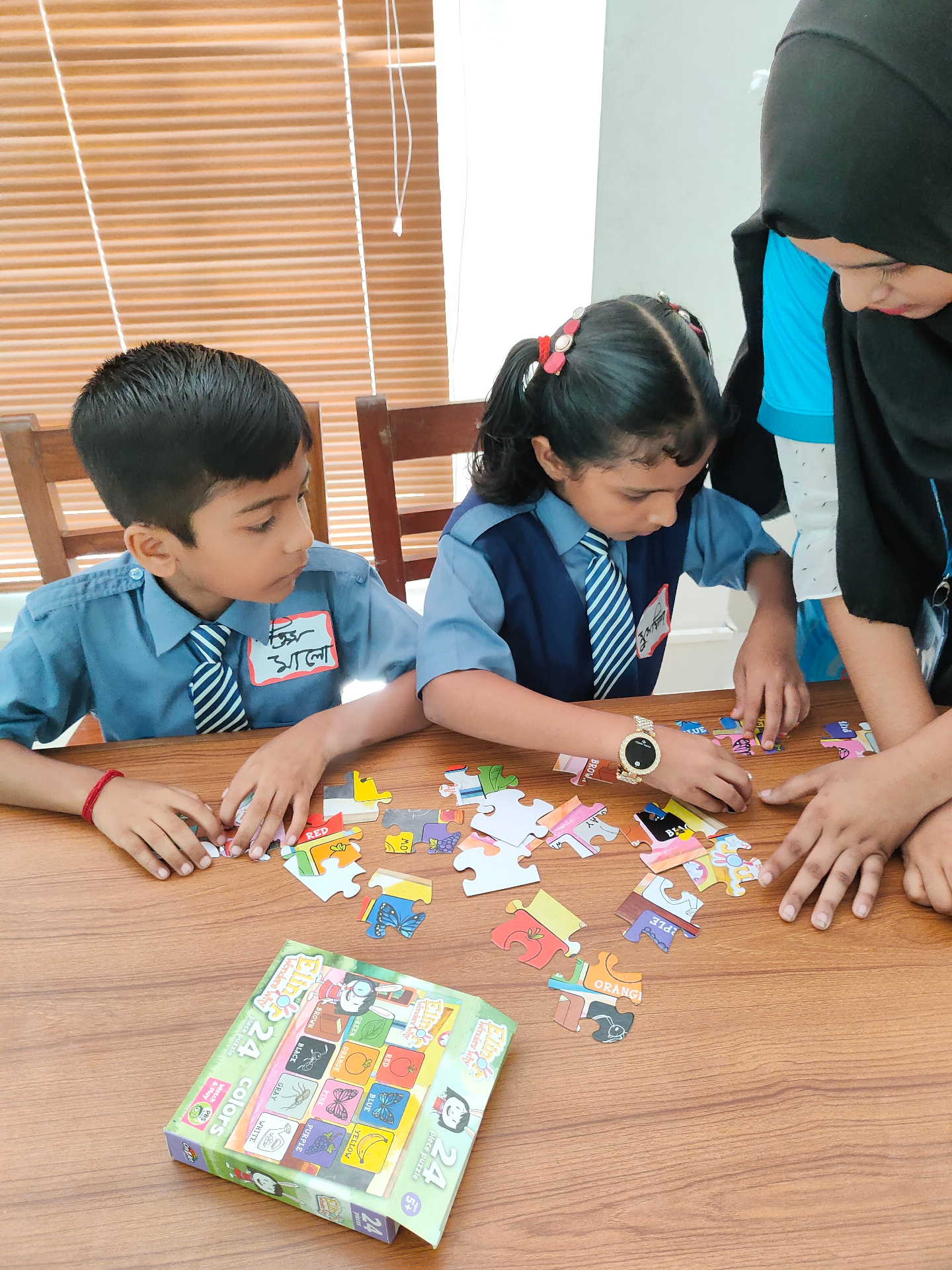 Early-learners colour puzzle workshop with our librarian.